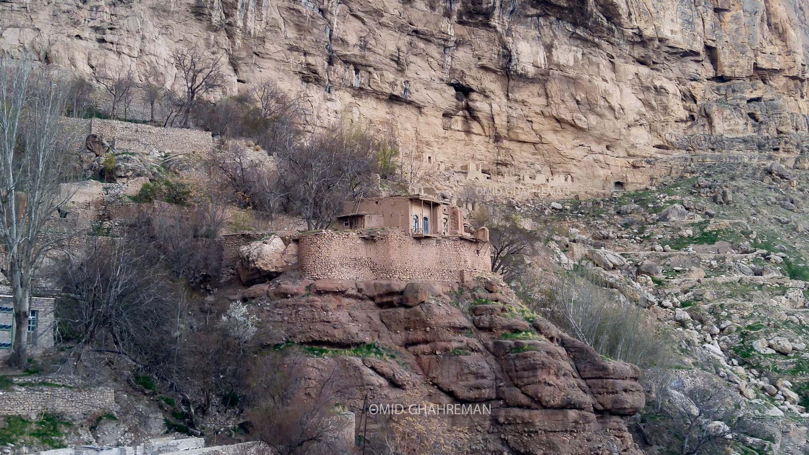 خانه قدیمی و تاریخی بر روی سنگ در ماکو