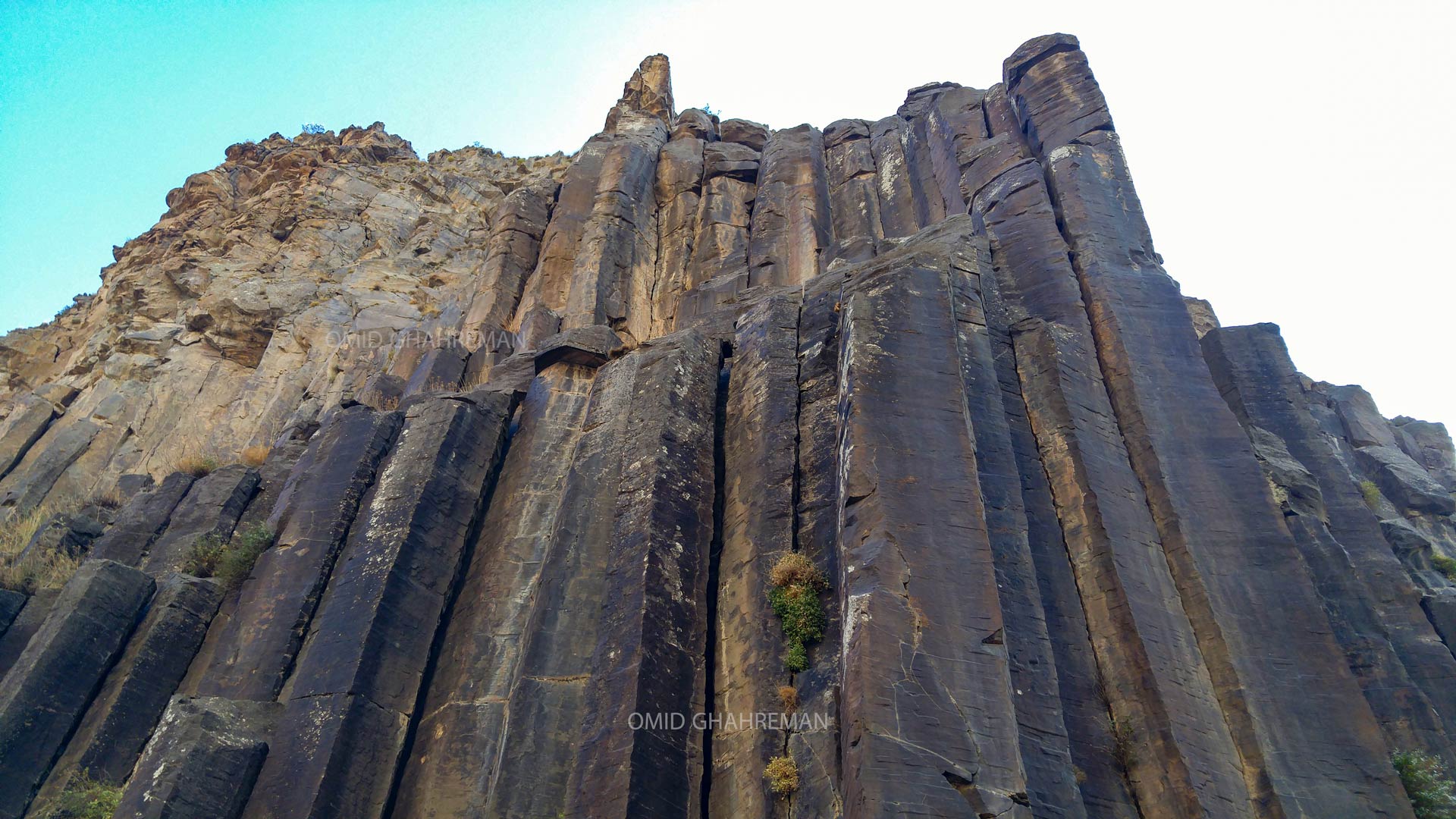 ستون های بازالتی در حال ریزش در دره قیرمیزیلیخ Basaltic charters of the Qirmizilix valley