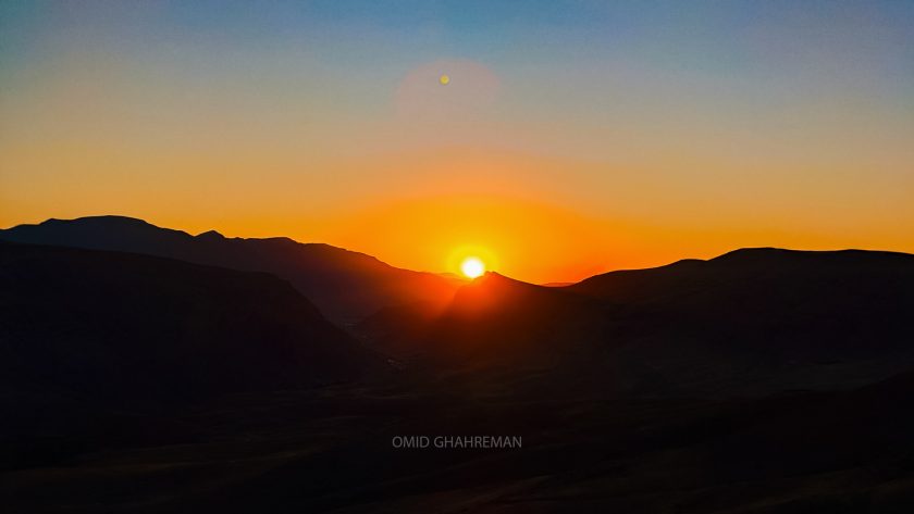 غروب سرخ خورشید بالای قیه